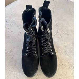 BLACK SUEDE LUG ANKLE BOOTS SIZE 9 MEDIUM…BY STEVE MADDEN…VERY GOOD CONDITION.